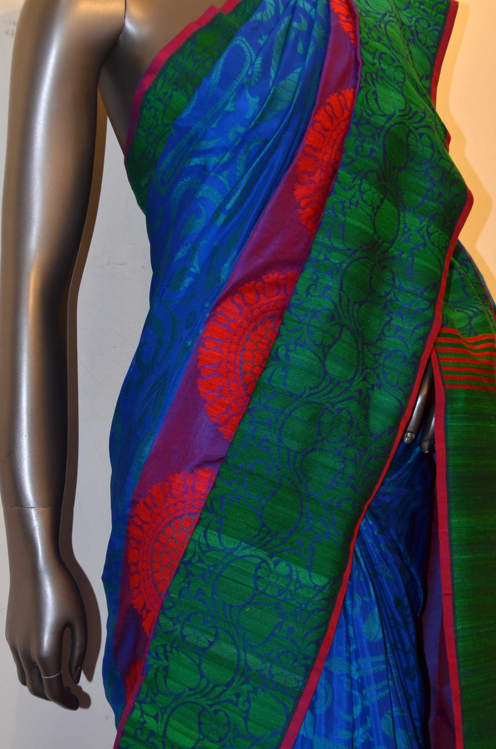 Exclsuive & Grand Handloom Thread Weave Banarasi Silk Saree AD201409